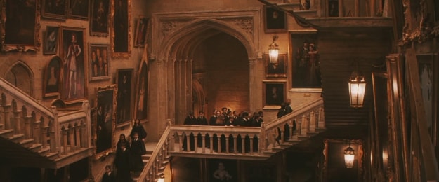 Nesta imagem, Percy Weasley leva os alunos do primeiro ano da Grifinória para a Sala Comunal, e percebemos que são apenas 18 alunos. Nos livros, poucos personagens do ano de Harry são mencionados.
